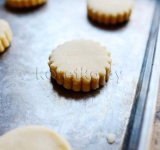 Выкладываем заготовки на смазанный сливочным маслом противень и выпекаем в предварительно разогретой духовке 16-18 минут, до легкой золотистости.	