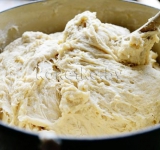 Вымешиваем тесто. Накрываем кастрюлю крышкой и даем постоять 1 час.