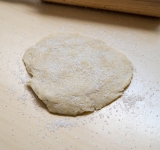 Тесто раскатайте в пласт толщиной около ½ см. Вырежьте из теста печенье (любой формы, которое вам нравится).	