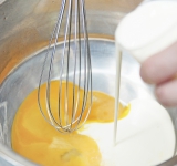 В это время в отдельной емкости слегка взбейте яичные желтки со сливками. И понемногу добавляйте в суп, перемешивая.  
Обжаренные грибы добавить в суп и готовить на слабом огне еще 10 минут. 
 
Приятного аппетита!	