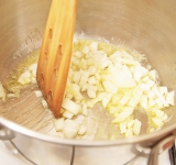 Лук мелко порежьте и обжарьте на среднем огне на сливочном масле до золотистости около 4-5 минут. Добавьте муку, перемешайте и готовьте еще 2 минуты на умеренно среднем огне.	