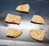 На стол посыпьте сахар слоем около ½ см. Положите на сахар печенье, сверху также посыпьте сахаром. Раскатайте тесто до толщины около ¼ см. Выложите на противень. По желанию можно еще посыпать корицей.  
Яичный желток взбейте слегка с 1 ч.л. воды и смажьте печенье сверху. Поставьте в духовку на 10-15 минут. Печенье должно подрумяниться.  
Остудите перед подачей. Приятного аппетита!	