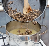 Обжаренные грибы добавьте в суп и готовьте еще 10 минут.	