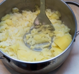 Отварите картофель до готовности, слейте воду и разомните в пюре.	