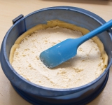 На тесто выложите начинку.	