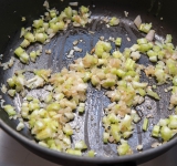 Порежьте лук, обжарьте его на сковороде на растительном масле на слабом огне в течении 5-6 минут. Я еще добавил порезанный сельдерей (палочку).	