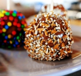 Третье в шоколаде, делая разнообразные десерты. Готовые яблоки выставляем на тарелку и отправляем в холодильник.	