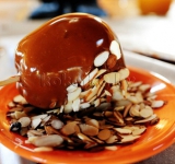 Обваливаем яблоко в орехах.	