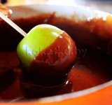 К яблоку приделываем по одной палочке и поочередно окунаем фрукты в шоколадный соус.	