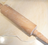 Раскатайте тесто для пиццы. Подберите рецепт у нас на сайте через поиск. Тесто положите на противень.	