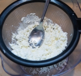 Готовим начинку. Пропустите творог через сито, чтобы не было комочков. Можно просто хорошенько размять вилкой.	