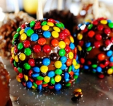 Другое яблоко обваливаем в Mini M&Ms.	