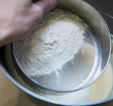 Просейте муку и разрыхлитель и замесите быстро мягкое тесто, не прилипающее к рукам (количество муки зависит от сметаны, которую вы используете; у меня вышло 2 стакана).	