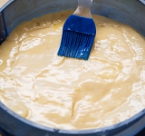 Оставшееся тесто раскатайте и выложите на начинку. Защипите с первой частью теста. Лишнее тесто отрежьте. Верх пирога смажьте взбитым слегка яичным желтком.	