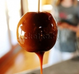 Добиваемся, чтобы шоколад равномерно покрывал яблоко.	