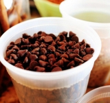 Шоколад измельчаем.	