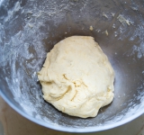 Уберите полученное тесто пока в холодильник.	