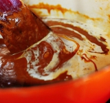 На водяной бане расплавляем шоколад, добавляем сливки, соль, ваниль и перемешиваем до получения ровной однородной массы.	