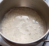 Рис засыпьте в кастрюлю, залейте водой (чтобы она прикрывала рис) и поставьте на огонь. Доведите до кипения и готовьте на умеренно среднем огне в течении 6-7 минут (большая часть жидкости должна испариться).	