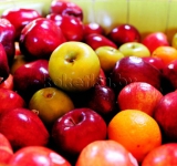 Отбираем наиболее красивые по форме яблоки, хорошо моем их в проточной воде.	