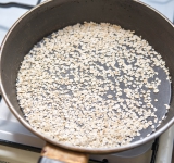 На сухой сковороде без масла слегка обжарьте хлопья (следите, чтобы они не подгорели).	