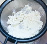 Пропустите творог через сито или разомните вилкой (чтобы не было комочков).	