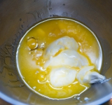 Растопленное сливочное масло взбейте со сметаной, яйцом и сахаром (1,5 ст.л.) до однородной массы.	