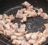 В это время на отдельной сковороде обжарьте на растительном масле курицу (порежьте на небольшие кусочки). Можно конечно курицу обжарить и вместе с рисом, но так будет курица мягче и вкуснее.	