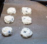 Сформируйте на противне, застеленным бумагой для выпекания, комочки и поставьте в духовку на 15-20 минут. Зависит от жирности творога.  
Приятного аппетита!	