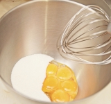 Желтки взбейте с сахаром.	