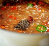 Добавляем приправы. Вновь накрываем крышкой и томим еще 20-30 минут, пока бобы полностью не приготовятся.