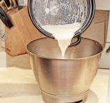 Взбитые желтки залейте в молочную смесь и поставьте на слабый огонь. Готовьте, постоянно помешивая от самого дна, до загустения массы. Не доводите массу до кипения, иначе желтки свернутся!!!	