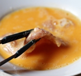 Слегка взбейте яйцо. В другой емкости смешайте панировочные сухари с сыром и мускатным орехом.  
Каждый кусочек курицу обмакните сначала в яйце.	