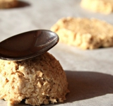 Из полученной смеси сформируйте комочки (1 ст.л. на комочек) и приплюсните их. Поставьте в духовку на 12-13 минут. Печенье станет золотистым. Остудите и подавайте к столу. 
Приятного аппетита!	