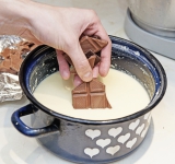 Шоколад поломайте на небольшие кусочки и добавьте в общую массу. Хорошо перемешайте, чтобы шоколад растопился.  
Далее либо используйте мороженицу по инструкции, либо поставьте в морозильник до затвердения (периодически мешайте, ломая образовавшиеся льдинки).  
Приятного аппетита!	