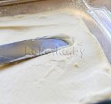 Выкладываем тесто в приготовленную форму, разравниваем поверхность при помощи шпателя.