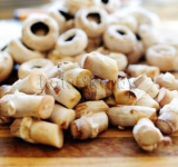 Отделаем от грибов ножки.