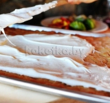 Крем выкладываем на корж.