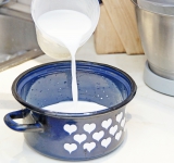 Молоко со сливками залейте в кастрюлю и доведите до кипения. Уберите с плиты.	