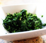 Отжимаем шпинат, чтобы не было лишней жидкости.