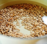 Высыпаем фасоль в кастрюлю с мясом, заливаем водой. Доводим до кипения на большом огне, затем максимально сбавляем пламя, накрываем кастрюлю крышкой и варим 2 часа, при необходимости добавляя выпарившуюся воду.