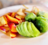 Нарезаем фрукты.