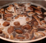 Грибы промойте и отварите в подсоленной воде в течении 10 минут (время после закипания). Грибы откиньте на дуршлаг, слейте воду и порежьте на небольшие кусочки.	