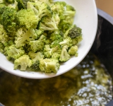 Брокколи разделите на маленькие соцветия и добавьте в кастрюлю вместе с бульоном. Готовьте 15 минут.	