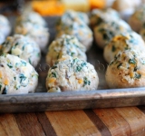 Выкладываем грибы на противень, застланный пергаментной бумагой. Ставим противень в предварительно разогретую духовку на 20-25 минут до готовности блюда.