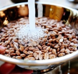 Промываем фасоль под проточной водой, отбираем мусор.