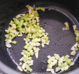 В это время порежьте на небольшие кусочки сельдерей и обжарьте на сливочном масле в кастрюле.	