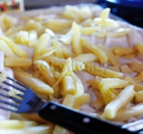 Затем воду сливаем, а картофель подсушиваем с помощью бумажных полотенец.