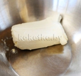 В отдельную миску выкладываем сливочный сыр.