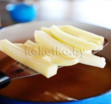 В кипящее масло добавляем картофель.